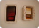 links: Zyclus Innenraum 25, 12 x 19,5 x 5,5 cm, rechts: Zyclus Innenraum 26, 10,5 x 14 x 8 cm, beide 2008 Holz, Wachs, Acrylfarbe und Früchter Schiefer auf Pappe